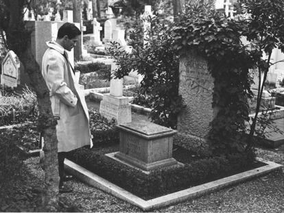 Pier Paolo Pasolini, frente a la tumba de Antonio Gramsci, en 1970.
