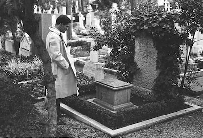 El polifacético Pier Paolo Pasolini, uno de los intelectuales más importantes del siglo XX en Italia, frente a la tumba de Antonio Gramsci en 1970. Pasolini dedicó un poemario, 'Las cenizas de Gramsci', al histórico dirigente de la organización en la que militaba. Con esa obra ganó el Premio Viareggio en 1957.