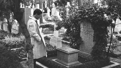 Pier Paolo Pasolini, frente a la tumba de Antonio Gramsci, en 1970.