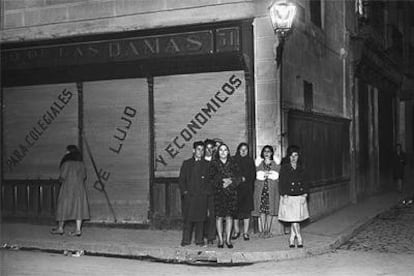Un grupo de prostitutas posa con sus proxenetas en una calle del centro de Madrid, en los años treinta.