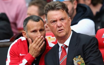 Louis van Gaal, entrenador del Manchester United, con un asistente.