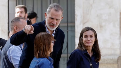 Amparo Fort (a la izquierda), alcaldesa de Chiva, recibe a los Reyes.