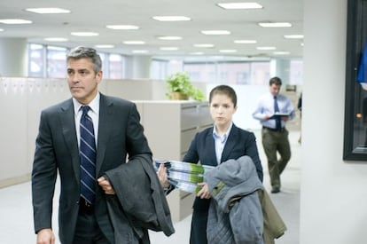 George Clooney interpreta su papel de &lsquo;ejecutor&rsquo; en la pel&iacute;cula &lsquo;Up in the air&rsquo;. 