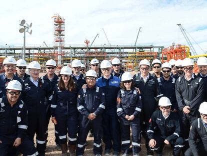 El presidente de Argentina, Mauricio Macri, posa junto con los trabajadores de Tecpetrol en Vaca Muerta en agosto pasado. 