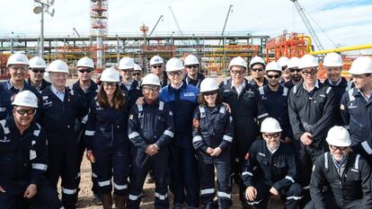 El presidente de Argentina, Mauricio Macri, posa junto con los trabajadores de Tecpetrol en Vaca Muerta en agosto pasado.