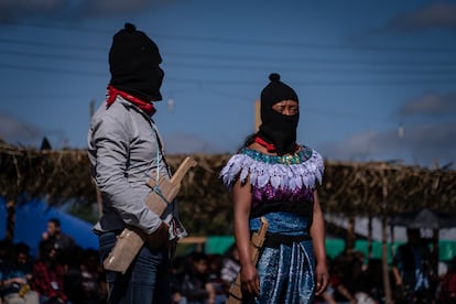 Chiapas no ha mejorado demasiado desde 1994. Sigue siendo el Estado más mísero del país, con más del 75% de la población, en su mayoría indígenas y campesinos, en condiciones de pobreza. El conflicto armado de las últimas décadas se ha agudizado. El Estado nunca desarmó a los grupos militares y, al contrario, reforzó la militarización y el cerco al EZLN. 