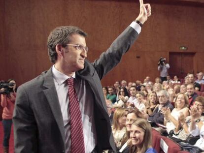 Alberto Núñez Feijóo, saluda a los asistentes durante el acto electoral en Tui