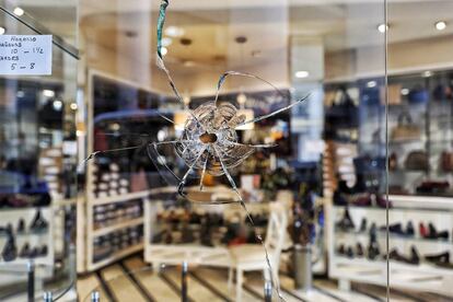 Uno de los disparos durante el tiroteo ha perforado el escaparate de otro comercio cercano.