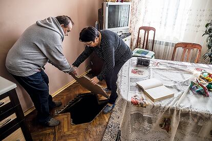Serhii e Iryna Dobrohodkiy, en cuya casa tienen un agujero en el salón que da a un escondite subterráneo que utilizaron niños judíos durante el Holocausto. 