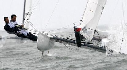 Los regatistas españoles Fernando Echávarri y Antón Paz, oro en la competición de vela 'clase Tornado' de los Juegos Olímpicos de Pekín 2008.