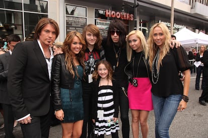 De izquierda a derecha, Billy Ray Cyrus con cinco de sus hijo, Miley, Noah, Braison, Trace y Brandi, y su entonces esposa Tish, en el estreno de 'Hannah Montana: la película', en abril de 2009.