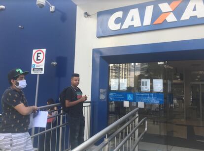 O desempregado Rubens Miguel, de 19 anos, foi a uma agência da Caixa para resolver um problema com seu cadastro para pedir o auxílio emergencial.