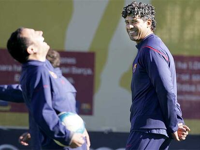 Rijkaard bromea con Eusebio durante un entrenamiento