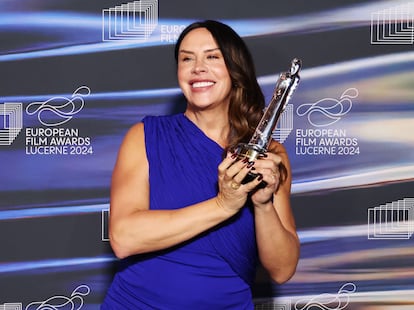 Karla Sofía Gascón, con el premio a mejor actriz del cine europeo, recibido en Lucerna el pasado 7 de diciembre.