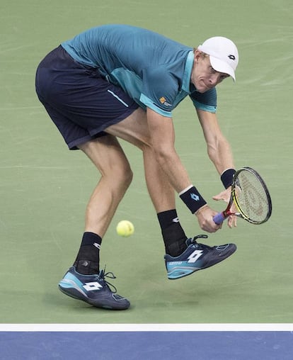 Kevin Anderson intenta devolver un pelota.