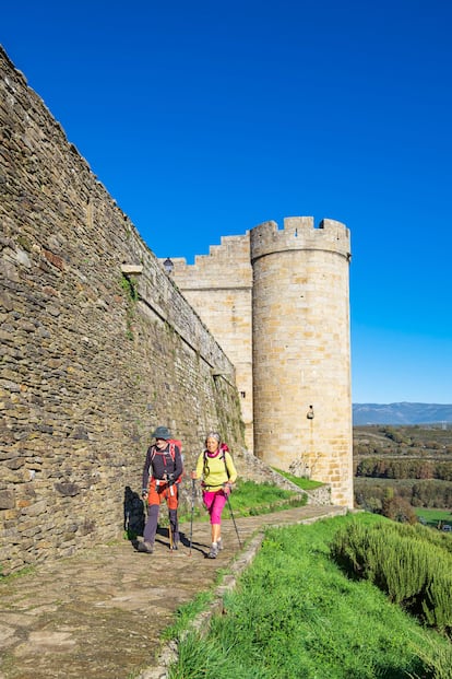 Dos personas hacen 'hiking' en Puebla de Sanabria por la Vía de la Plata, parte del Camino de Santiago.