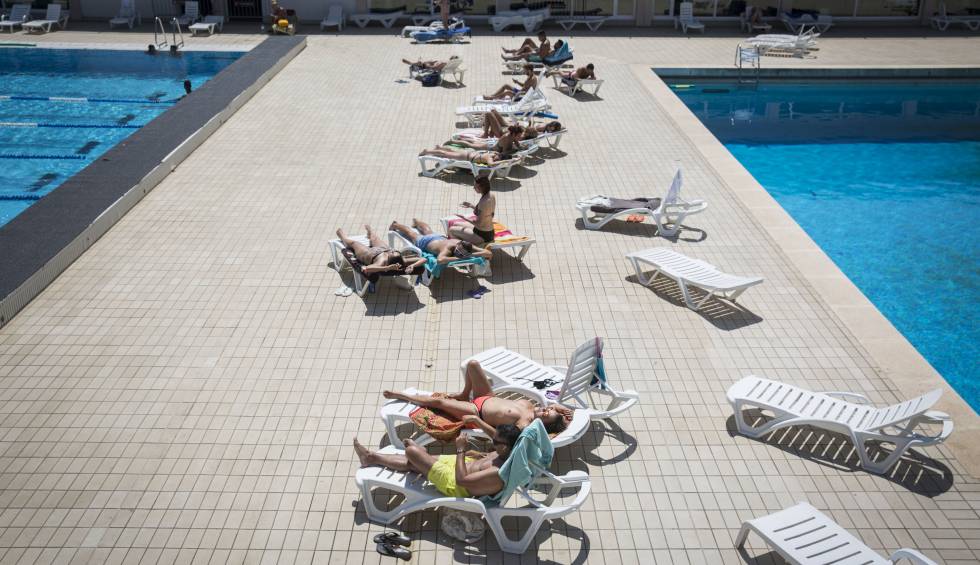El verano del eclipse del toples en la piscina