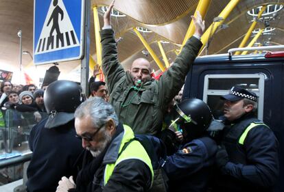 Los trabajadores han conseguido acceder al edificio tras una sucesión de empujones, gritos y enfrentamientos que han superado a los policías que bloqueaban las entradas.