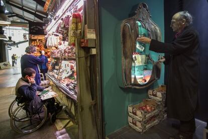 L'artista Antoni Miralda a la seva nova parada de la Boqueria, on es podran fer ofrenes a Sant Stomak.