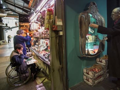 L'artista Antoni Miralda a la seva nova parada de la Boqueria, on es podran fer ofrenes a Sant Stomak.