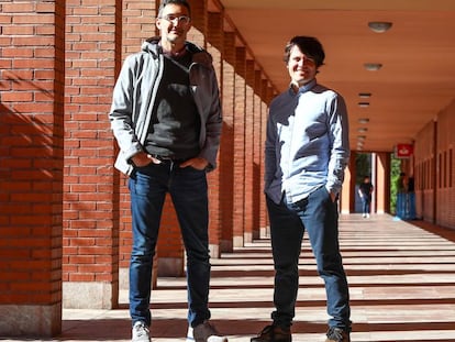 Juan Tapiador (esquerda) e Narseo Vallina-Rodríguez, chefes da pesquisa sobre o software pré-instalado nos celulares Android.