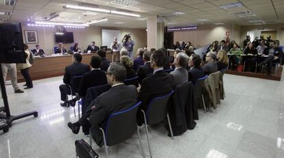 Banquillo de los acusados frente al tribunal al inicio del juicio por el denominado 'caso Nóos'.