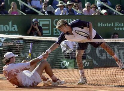 El alicantino ayuda a Mantilla a levantarse tras ganar un punto en la final del torneo de Estoril, en 2001