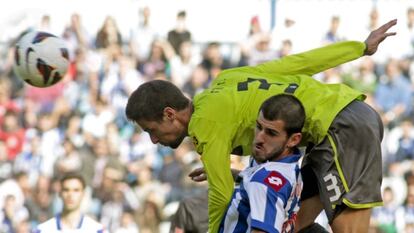 Raúl Rodríguez se anticipa a Oliveira.