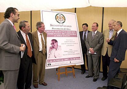 De izquierda a derecha Jesús García Galván, Alberto Blecua, José María Pozuelo Yvancos, Juan Bravo, Alfonso Centeno, Claudio Guillén y Antonio Piedra, ayer, en el pabellón Carmen Martín Gaite en la Feria del Libro.