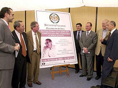 De izquierda a derecha Jesús García Galván, Alberto Blecua, José María Pozuelo Yvancos, Juan Bravo, Alfonso Centeno, Claudio Guillén y Antonio Piedra, ayer, en el pabellón Carmen Martín Gaite en la Feria del Libro.