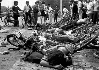 Los cadáveres de varios jóvenes yacen en las proximidades de la plaza el 4 de junio de 1989.