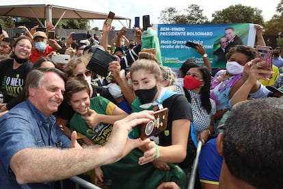 O presidente Jair Bolsonaro tira fotos com apoiadores em Terenos (MS), durante evento no dia 14 de maio de 2021.