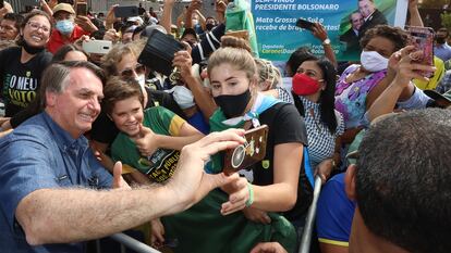 O presidente Jair Bolsonaro tira fotos com apoiadores em Terenos (MS), durante evento no dia 14.