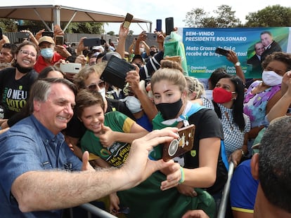 O presidente Jair Bolsonaro tira fotos com apoiadores em Terenos (MS), durante evento no dia 14.