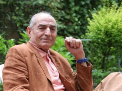 Saturnino García posa tras presentar en Bilbao su autobiografía.