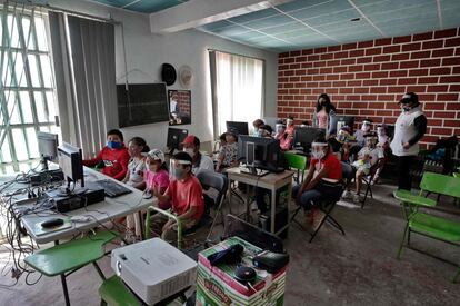 En un salón improvisado de una casa a medio construir los jóvenes han aprendido a enviar archivos en PDF, además de recibir clases de lectura, escritura y matemáticas.