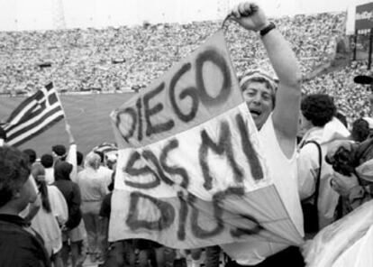 Un aficionado argentino sostiene una pancarta con la leyenda "Maradona sos mi Dios" durante el partido Argentina-Grecia (4-0) en el Mundial de Estados Unidos en 1994