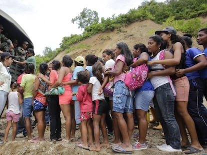 People affected by the quake lining up for help.