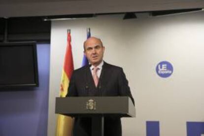 El ministro de Economía y Competitividad de España, Luis de Guindos, durante la rueda de prensa ofrecida en Bruselas. EFE/Archivo