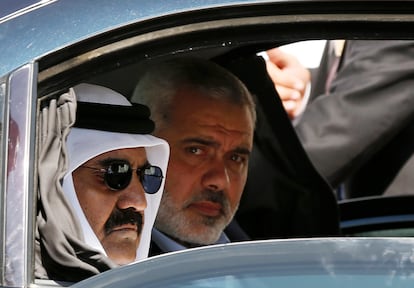 El líder de Hamás, Ismail Haniya (a la derecha), y el emir de Qatar, Hamad bin Jalifa Al Thani, llegan a una ceremonia de colocación de la primera piedra de Hamad, un nuevo barrio residencial en Jan Yunis, en el sur de la franja de Gaza, el 23 de octubre de 2012.