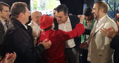 El secretario general del PSOE, Pedro Sánchez, saluda a los asistentes al Foro Ciudadano de Limpieza y Calidad Democrática.