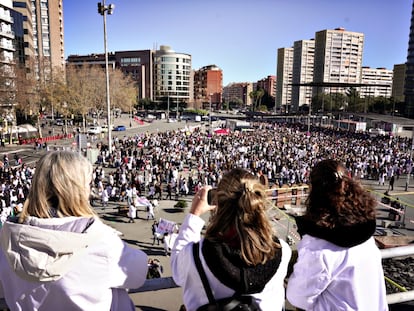 Concentración de los médicos en la estación de Sants de Barcelona, durante la jornada de huelga en la que también han parado los maestros y los taxistas, este miércoles.