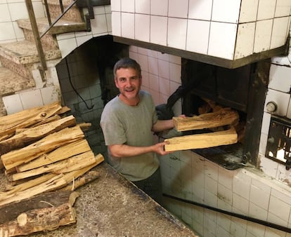 ALIMENTANDO EL HORNO CON TRONCOS DE PINO / CAPEL