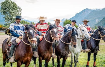 Un grupo de jinetes subidos a lomos de los baguales, a punto de entrar en el hipódromo y llevar a cabo un rodeo chileno.