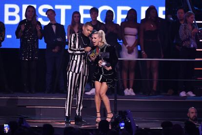 La cadena estadounidense nació con la idea de hacer de la música un espectáculo y lo lleva hasta sus últimas consecuencias. En la imagen, Evan Ross y Ashlee Simpson, durante la gala.