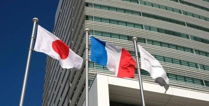 Banderas de Japón, Francia y Nissan en la sede de esta en Yokohama.