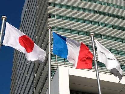 Banderas de Japón, Francia y Nissan en la sede de esta en Yokohama.