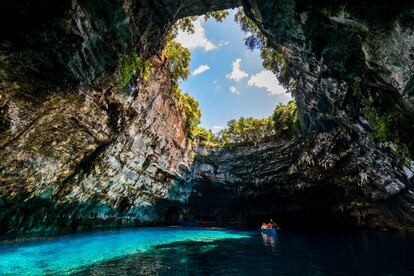 La cueva de Melissani, en la isla de Cefalonia, hoy enclavada en el nuevo geoparque mundial Cefalonia-Ítaca (Grecia).