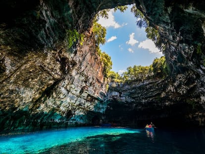 La cueva de Melissani, en la isla de Cefalonia, hoy enclavada en el nuevo geoparque mundial Cefalonia-Ítaca (Grecia).