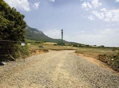 Una vista de las obras de la bodega que Artevino construye en la zona de protección natural de Laguardia.